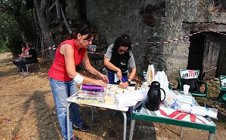 Imagen principal - Iniciativas vecinas en Oencia y las voluntarias Isa y María Paz en Vega de Magaz (León) para dar apoyo al operativo de extinción de incendios