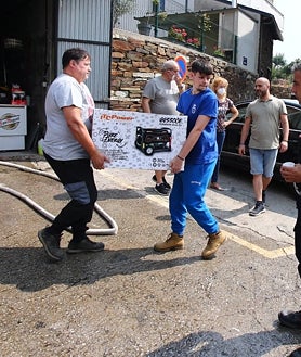 Imagen secundaria 2 - Iniciativas vecinas en Oencia y las voluntarias Isa y María Paz en Vega de Magaz (León) para dar apoyo al operativo de extinción de incendios