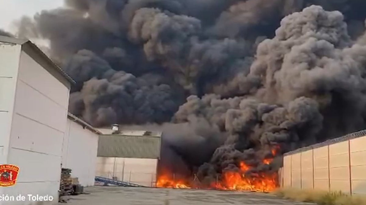 Imagen de la nave de reciclaje de plásticos ardiendo