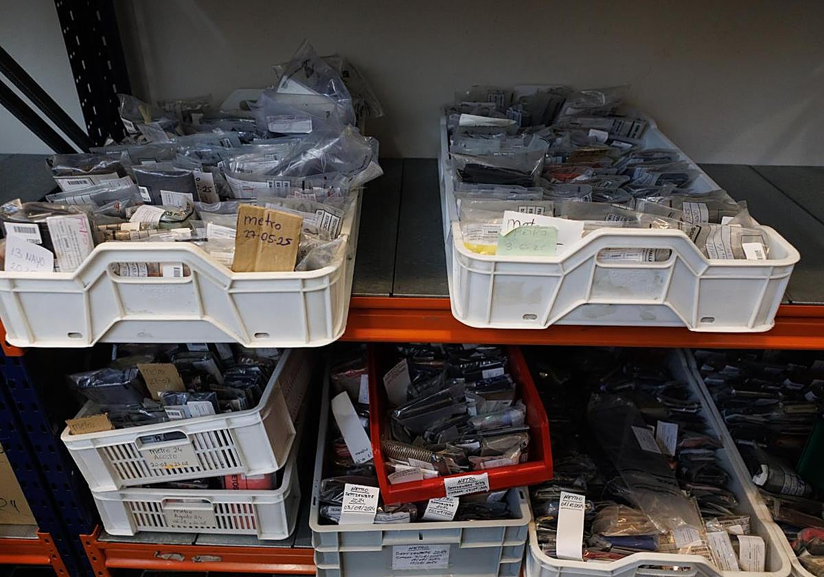 Algunos de los enseres que se ubican en la Oficina de Objetos Perdidos de Madrid