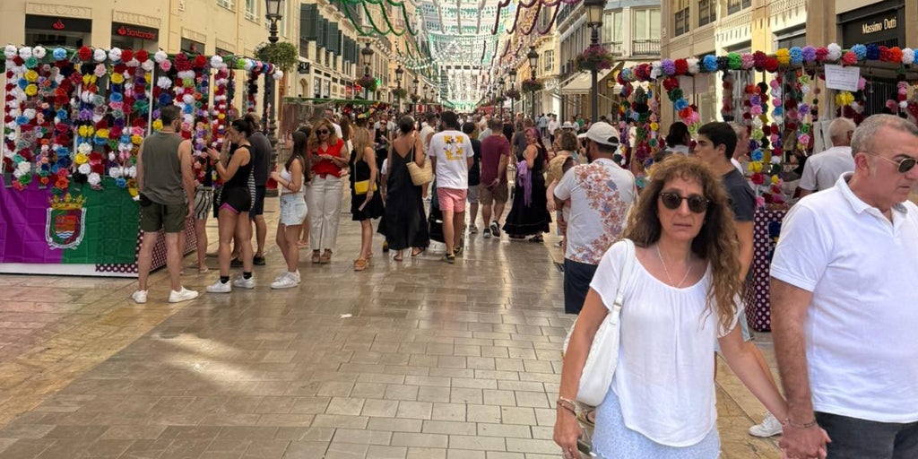 La Feria de Málaga migra del Centro al Real: «Se ve menos gente vestida de flamenca»