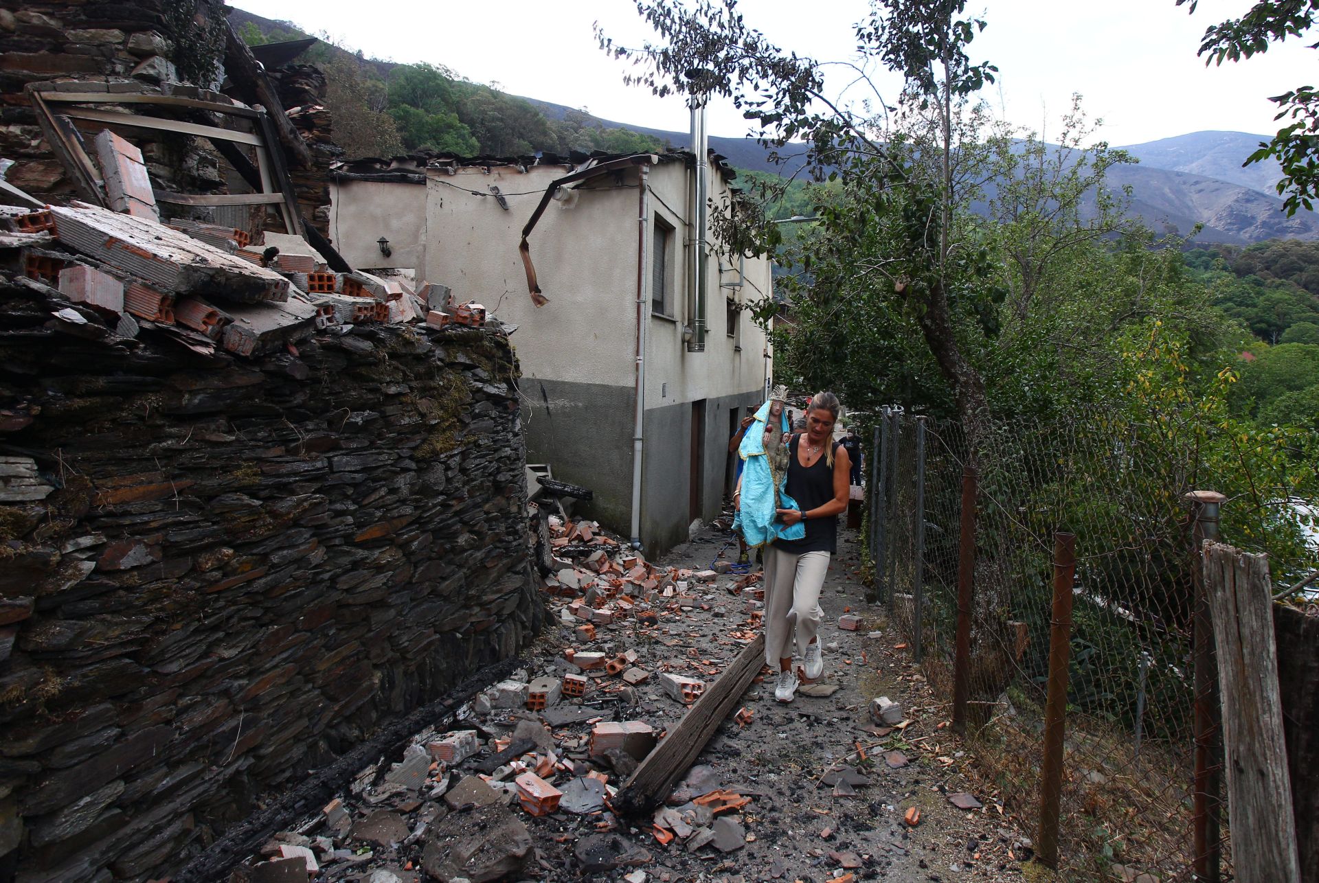La virgen de Luiso (León) vuelve al pueblo tras el incendio 