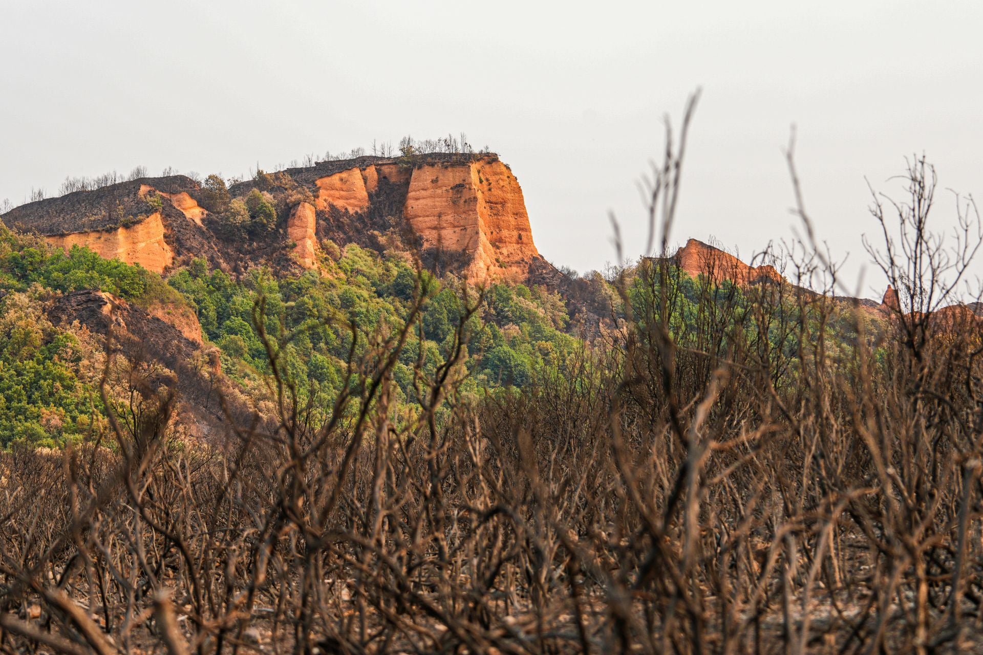 El pareje de Las Médulas, afectado por el incendio en Yeres (León)