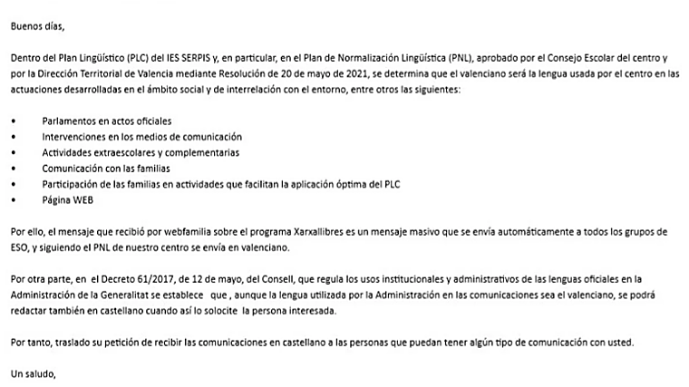 Mensaje de correo electrónico dirigido por un centro educativo al progenitor de un alumno aclarándole que sus comunicaciones se realizan sólo en valenciano, en 2022