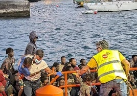 Trasladan a la Península al tercer grupo de menores inmigrantes