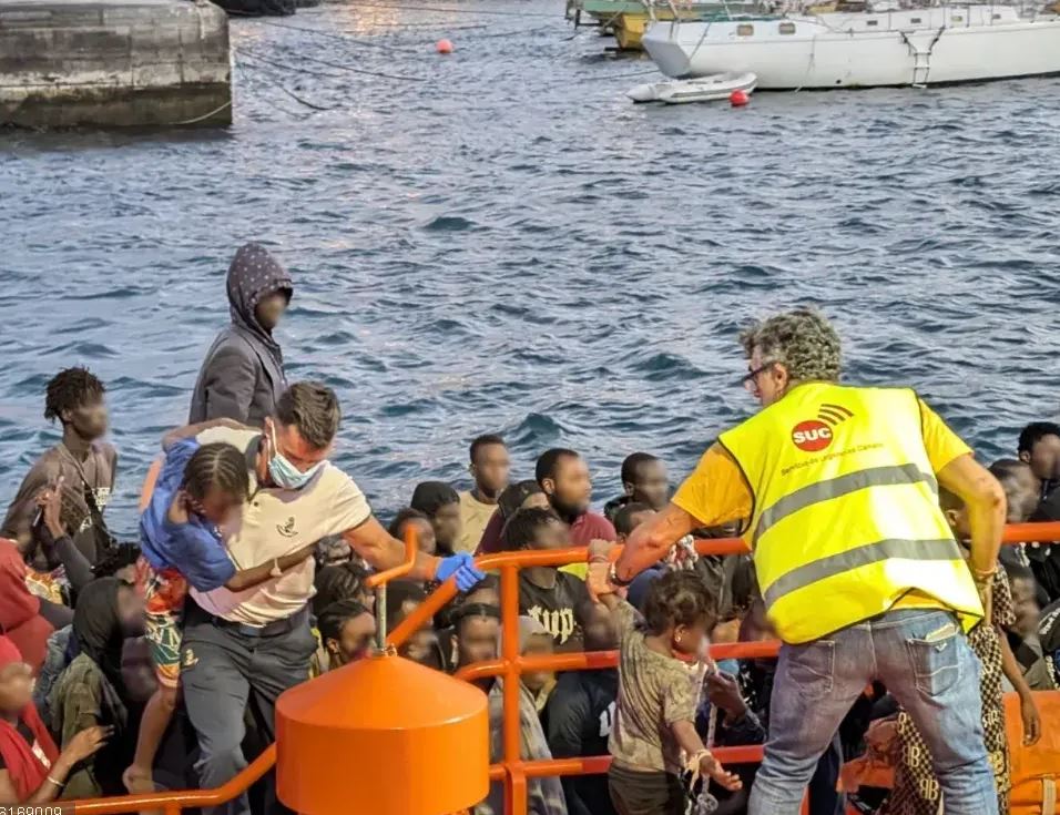 Efectivos del SUC en el rescate de un cayuco en el puerto de La Restinga