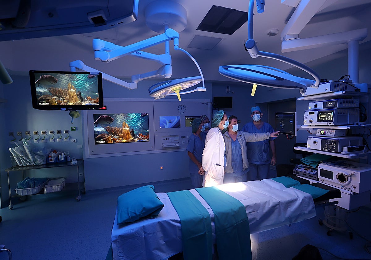 Profesionales en un quirófano inteligente del Hospital Reina Sofía de Córdoba