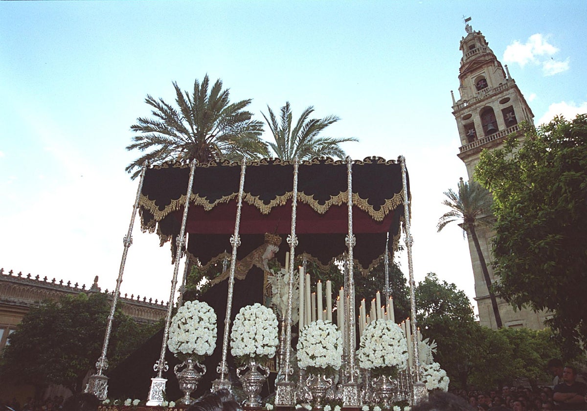 El primer palio que llevó la Virgen del Rocío y Lágrimas, en el año 2000