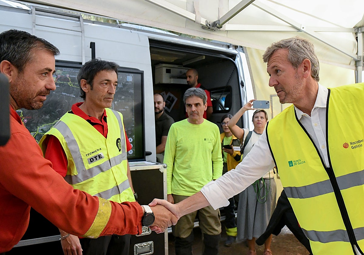 Rueda saluda a técnicos del Puesto de Mando Avanzado del municipio lucense de Quiroga