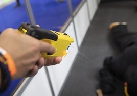 Sebastián, la bestia de Montera: un experto en lucha libre se arranca los arpones de la pistola táser durante su detención