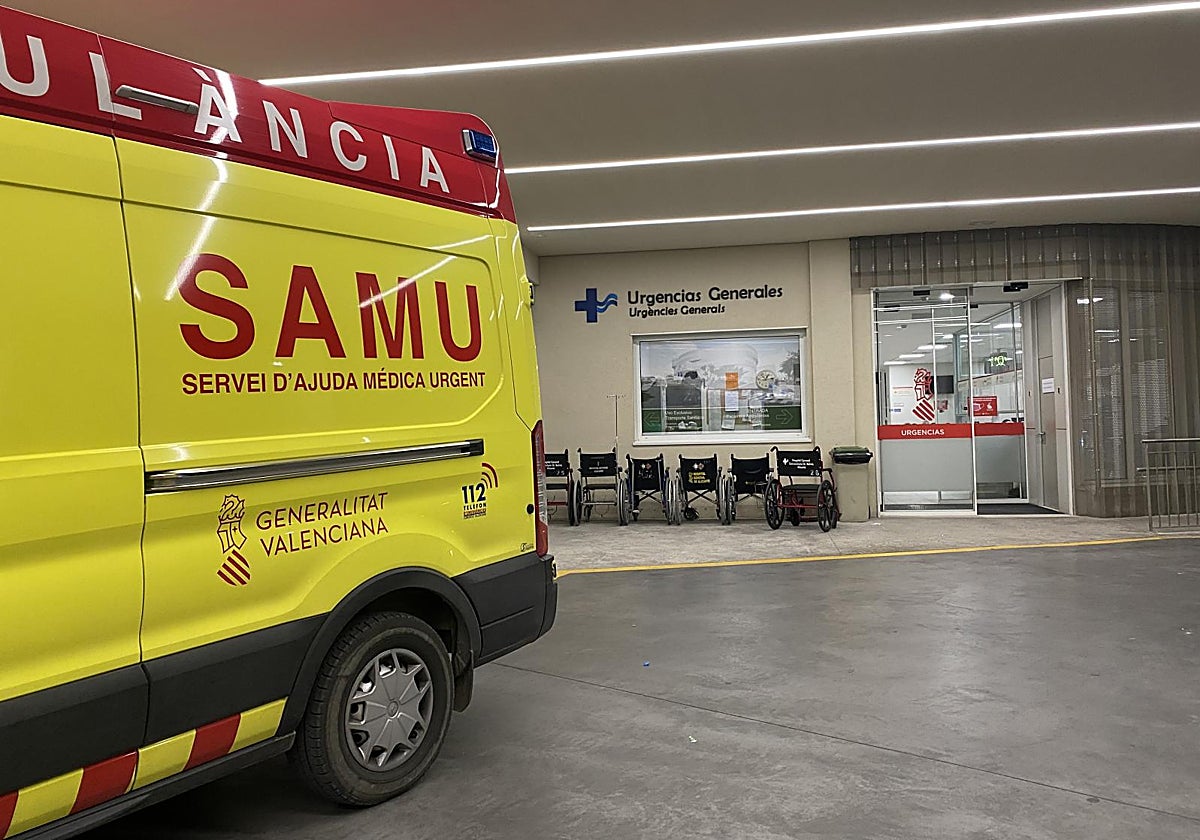 Una ambulancia del SAMU en Urgencias del Hospital General Dr. Balmis de Alicante