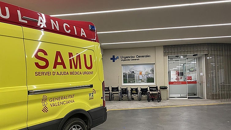 Detenido un cirujano por la muerte de su padre de 94 años tras amputarle varios dedos en la cocina