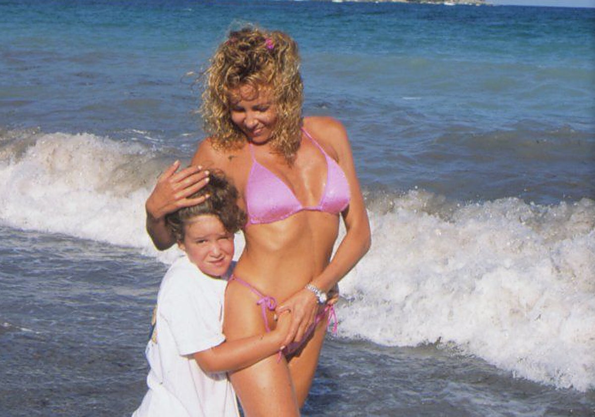 Uno de los tradicionales posados veraniegos de Ana Obregón