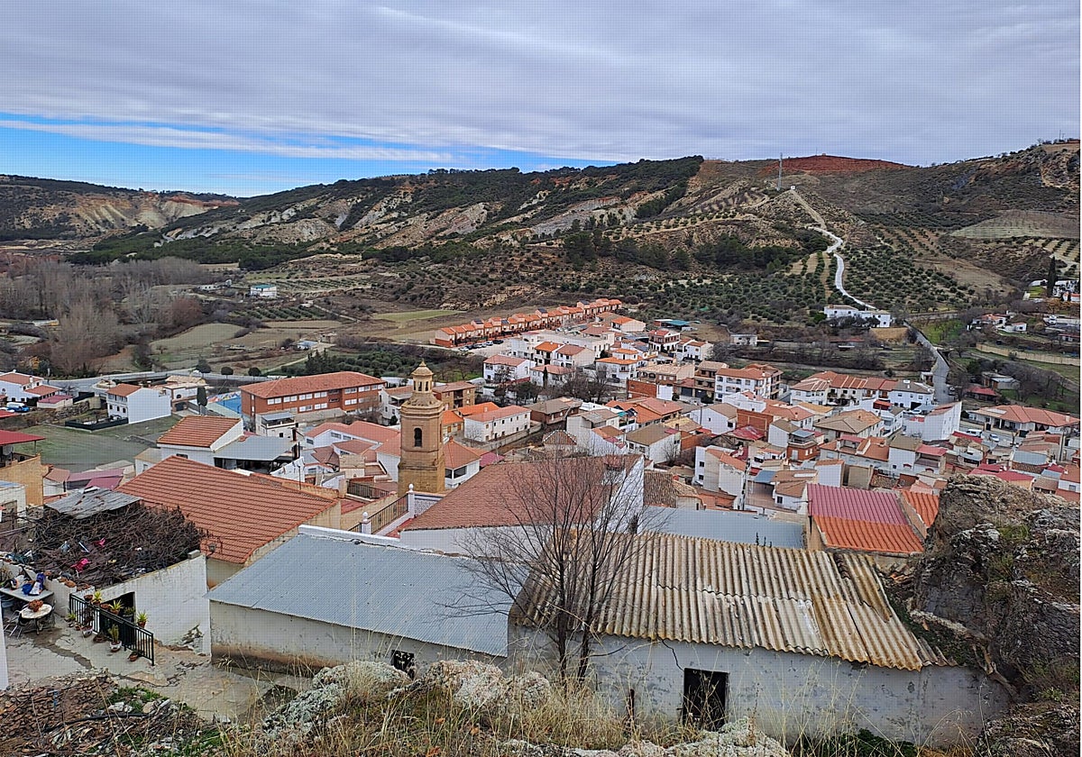 Foto desde lo que queda del castillo de La Peza, donde se observa algún resto abajo y a la derecha