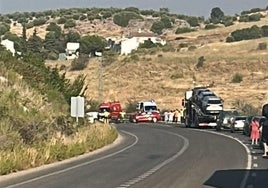 Choque frontal grave en la A-339 en Cabra con cinco heridos: una persona mayor y un bebé entre los ocupantes de los coches