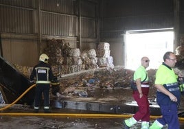 Arde una nave con coches en el polígono Amargacena de Córdoba
