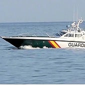 Rescatan una embarcación a la deriva con dos tripulantes a media milla del puerto de Castellón