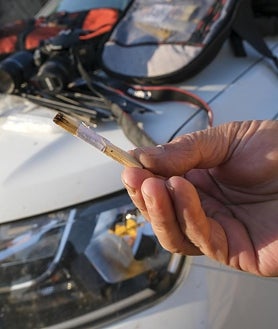 Imagen secundaria 2 - Los agentes llevan en la mochila desde una pequeña estación meteorológica a testigos, banderitas o pruebas que recaban en las zonas de los incendios. 