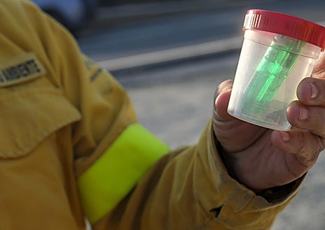 Imagen secundaria 1 - Los agentes llevan en la mochila desde una pequeña estación meteorológica a testigos, banderitas o pruebas que recaban en las zonas de los incendios. 
