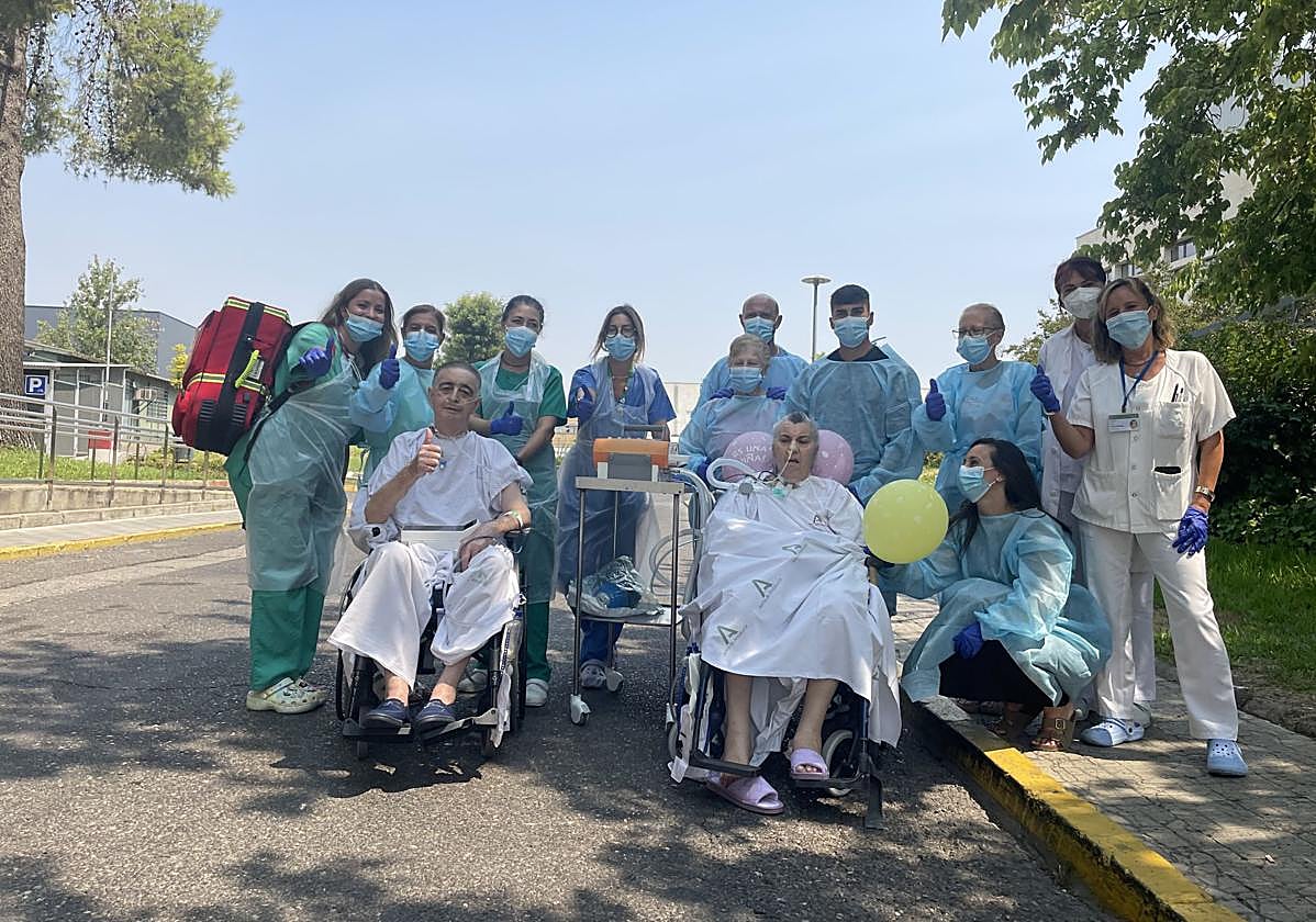 Rocío y Lucas, con familiares y el equipo médico, durante su salida