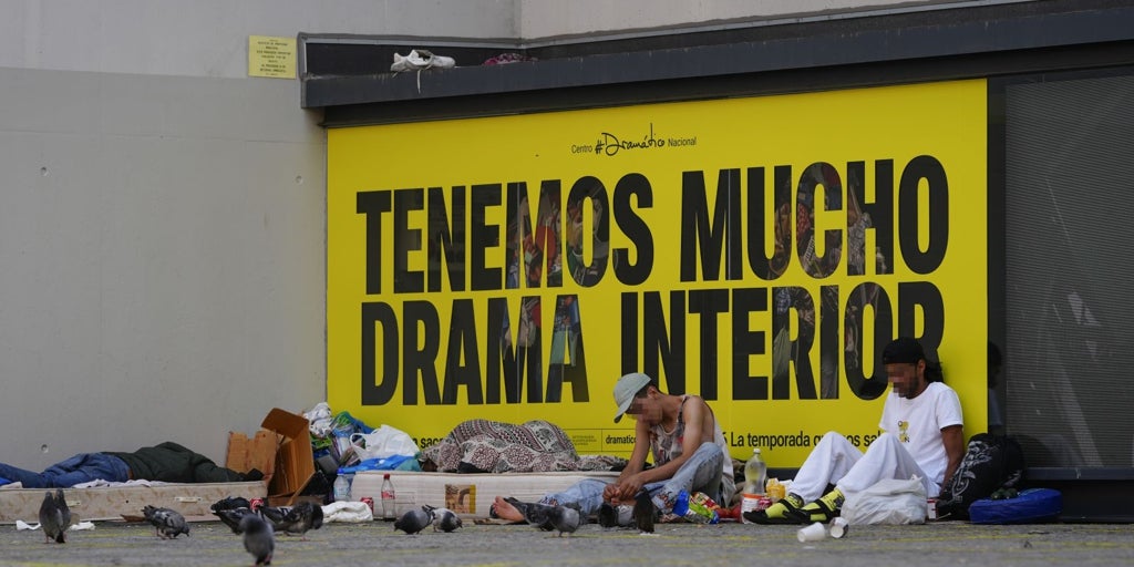 Lavapiés, Tirso y Sol, el triángulo de los toxicómanos sin techo: «Llevo un espray de pimienta por si acaso»