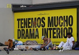 Lavapiés, Tirso y Sol, el triángulo de los toxicómanos sin techo: «Llevo un espray de pimienta por si acaso»