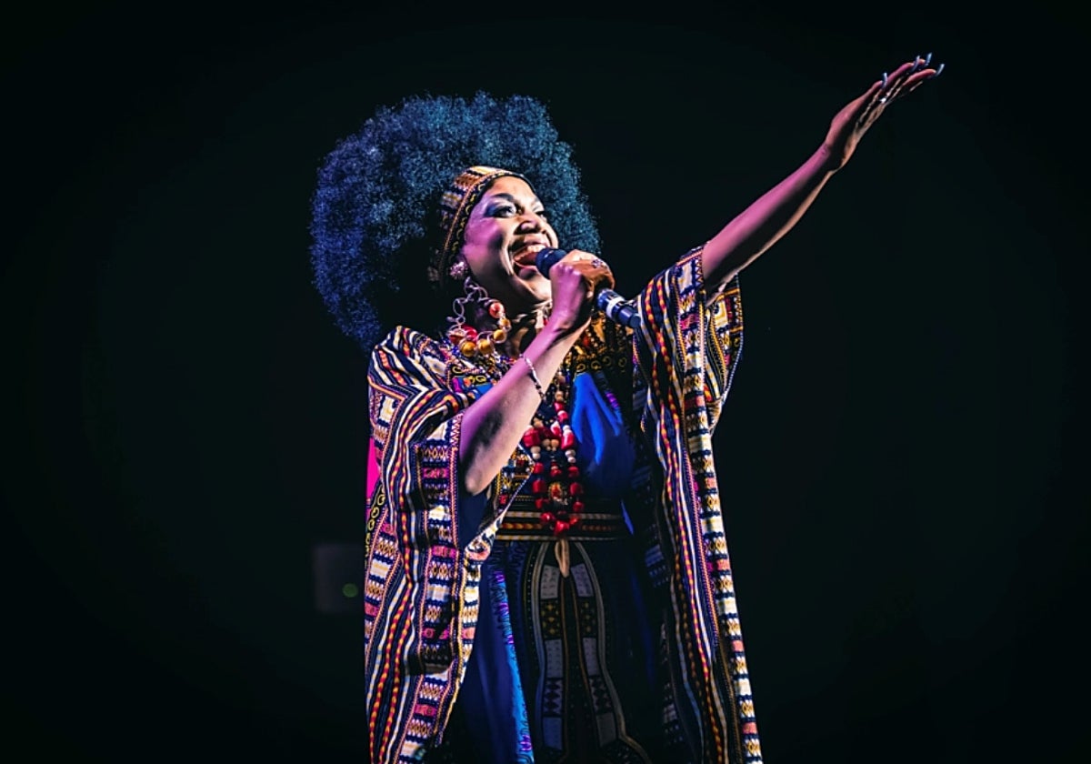 La cantante Lucrecia, durante un concierto de homenaje a Celia Cruz