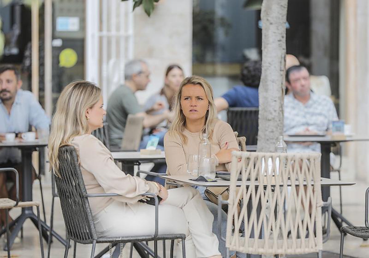 Imagen de archivo de gente en un bar de Valencia