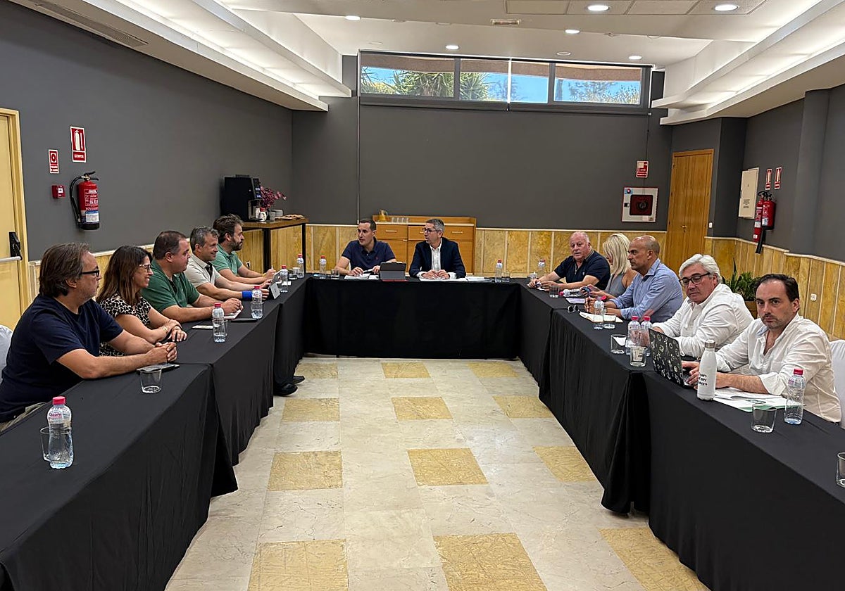 Miembros del Psoe a la izquierda, frente a los miembros de JMM a la derecha