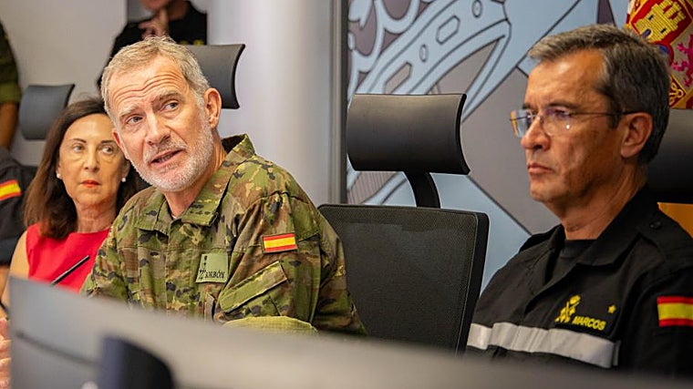 El Rey junto a la ministra de Defensa, Margarita Robles, a su izquierda, y el teniente general de la UME, Francisco Javier Marcos, a su derecha el pasado domingo durante su visita al cuartel general de la Unidad Militar de Emergencias en la Base de Torrejón de Ardoz, en la que no estuvo presente el Jefe de Estado de Mayor de la Defensa (Jemad), el almirante general Teodoro Esteban López Calderón, y en la que el Monarca fue informado sobre el despliegue de efectivos de la UME en las tareas de extinción de los incendios