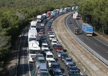 Un muerto y ocho heridos leves al salirse de la vía una furgoneta en la AP-7 en Tarragona