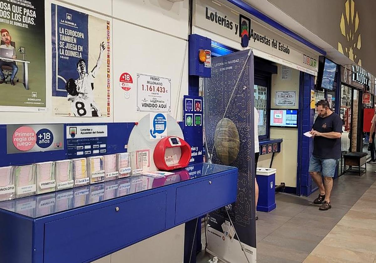 Administración de lotería en Carrefour Zahira que ha repartido parte del segundo premio de la Lotería