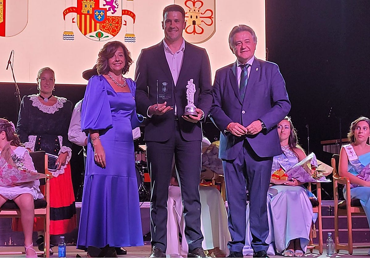 Isidro Díaz de Mera, entre la concejala de Festejos, Alicia Loro, y el alcalde, Leopoldo Sierra