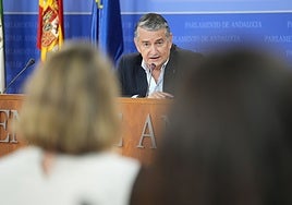 Antonio Sanz revienta la estrategia nacional del PSOE con una comparecencia a petición propia para informar sobre los incendios