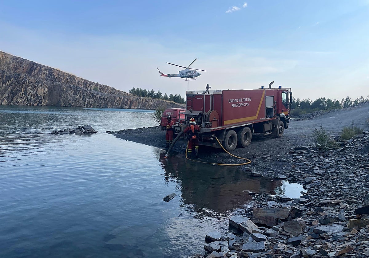 Efectivos de la UME, en el operativo de extinción del incendio que ha llegado a La Baña