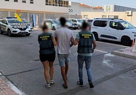 Detenido un joven de 19 años por apuñalar a una anciana para robarle en Torrevieja