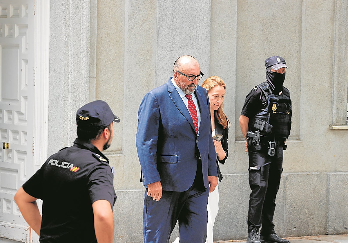 Koldo García saliendo del Tribunal Supremo junto a su abogada