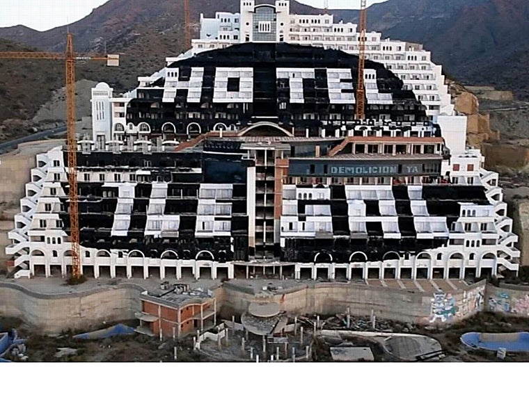 Vista del hotel El Algarrobico tras la pintada que hizo Greenpeace en 2014