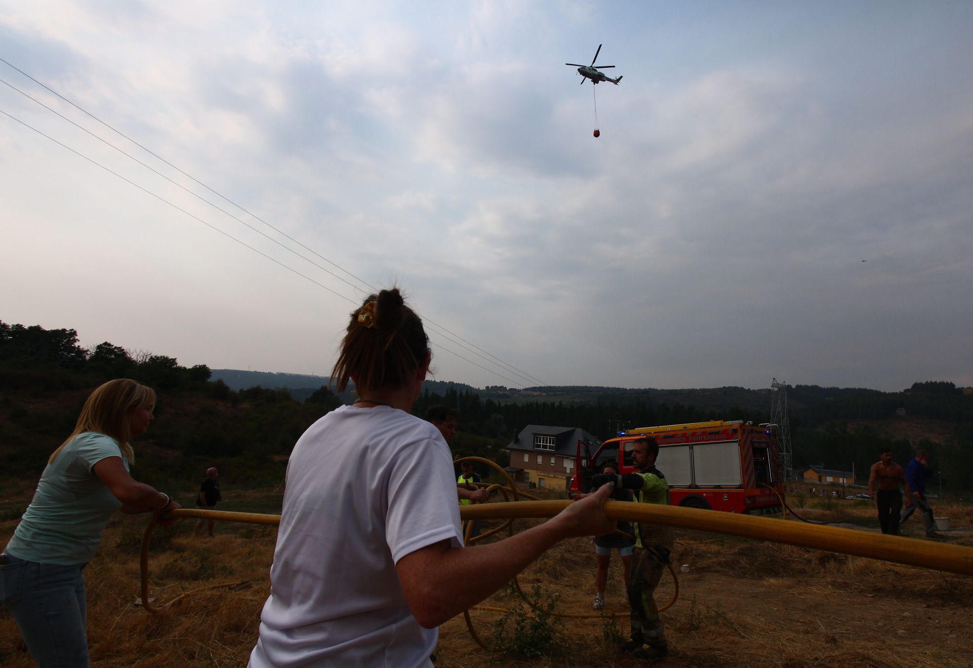 Los vecinos de Molinaseca (León) se movilizan contra el fuego