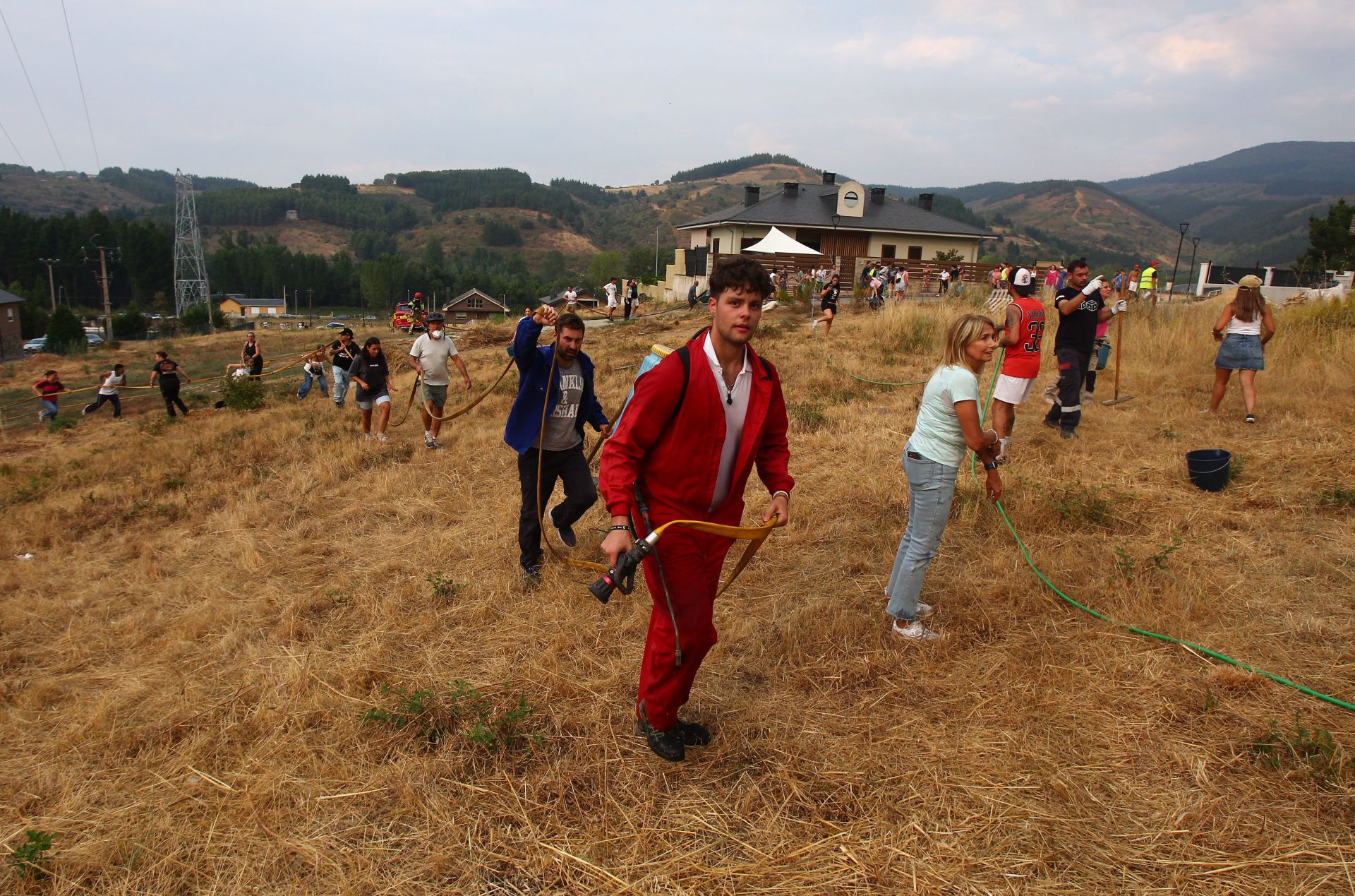 Los vecinos de Molinaseca (León) se movilizan contra el fuego