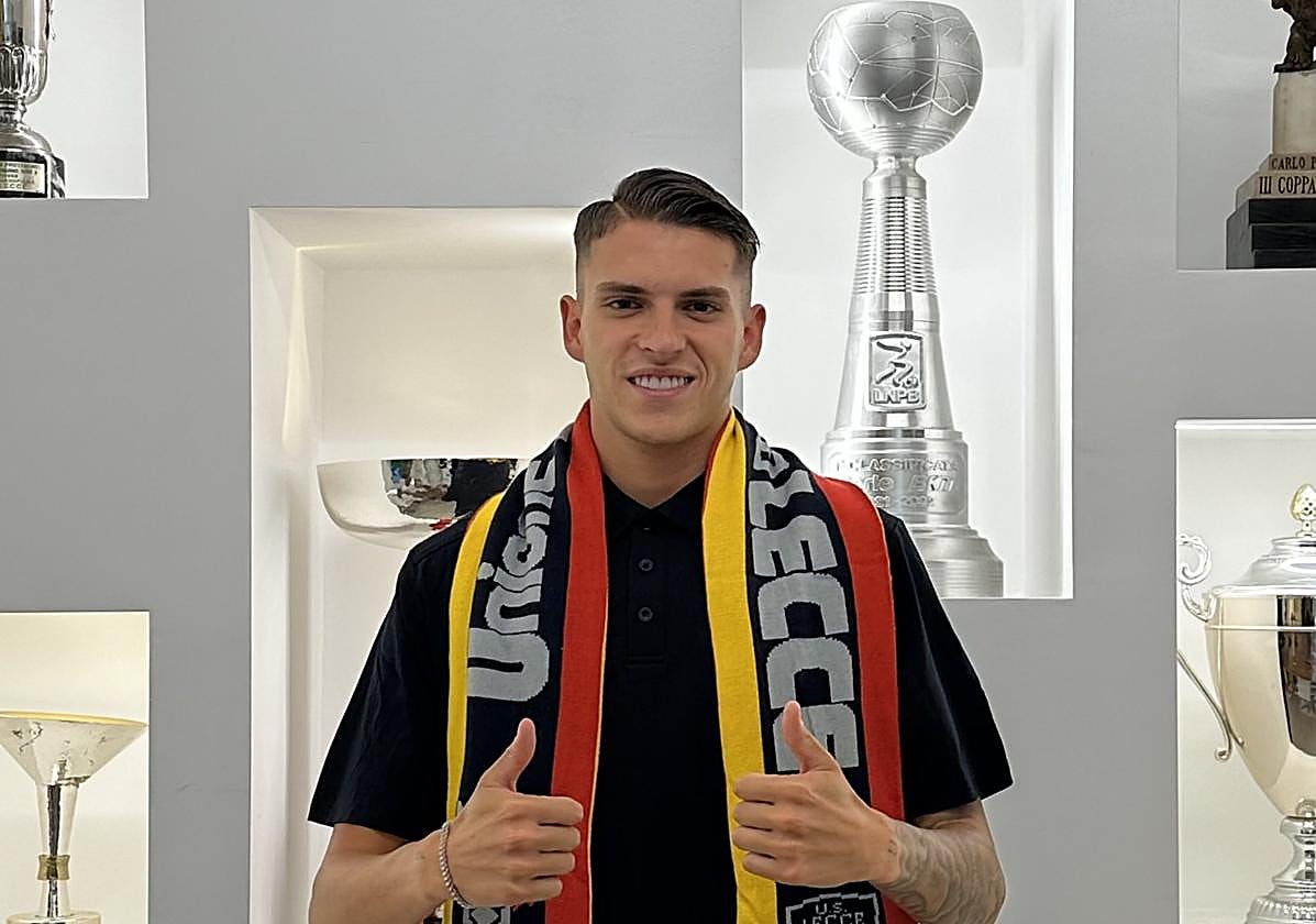 Álex Sala, en la sala de trofeos del Lecce