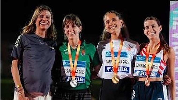 Sánchez-Escribano, en el podio de los 3.000 metros obstáculos del reciente campeonato de España con las medallistas