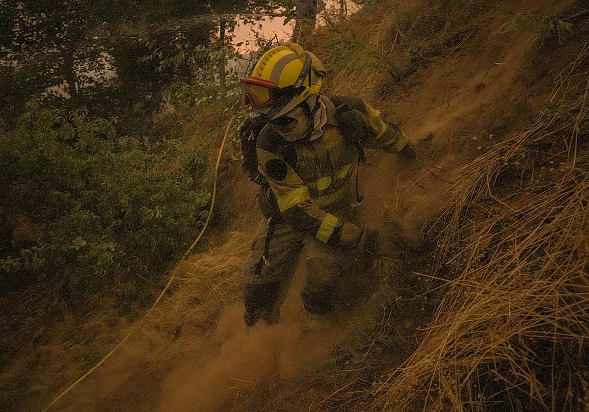 Un bombero efectuando labores de extinción de incendios en la provincia de Orense, a 17 de agosto de 2025