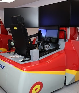 Imagen secundaria 2 - En la imagen superior, una camareta de cuatro alumnos idéntica a la que alojara a Doña Leonor. Debajo, el comedor donde almorzará de 15.00 a 16.00 horas todos los días, y en la imagen inferior, uno de los siete simuladores en los que aprenderá a pilotar antes de subirse a un Pilatus PC-21