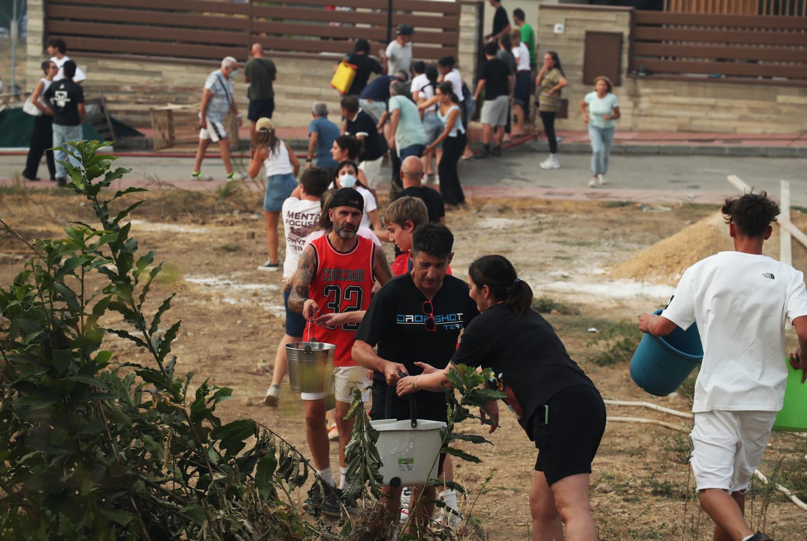 Los vecinos de Molinaseca (León) se movilizan contra el fuego