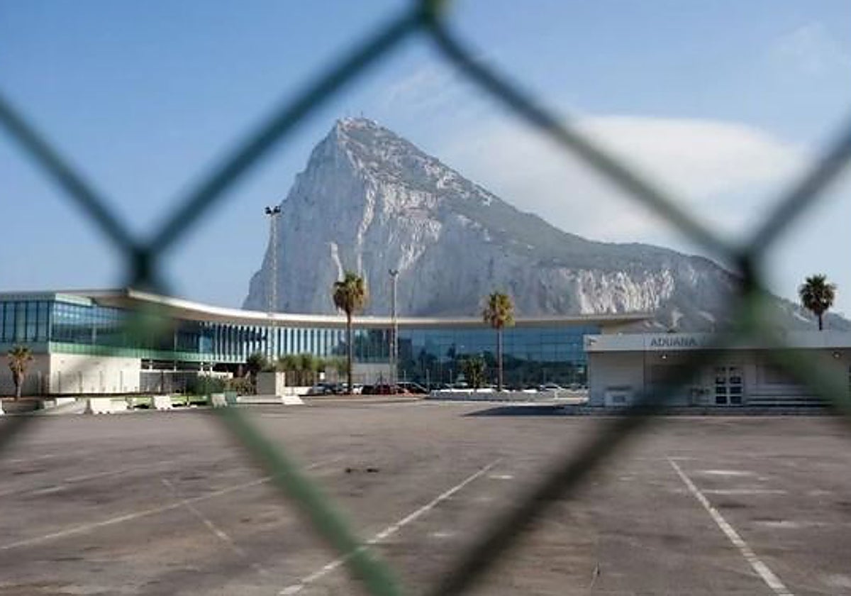 Imagen de la verja de Gibraltar, con el Peñón al fondo