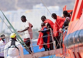 El inicio del reparto de los menores de Canarias se retrasará un mes más