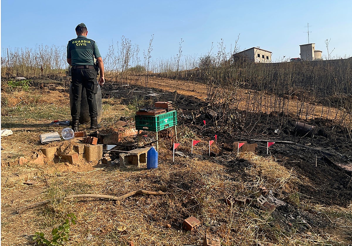 La Guardia Civil en el lugar en el que se originó el incendio forestal de Molinaseca (León)