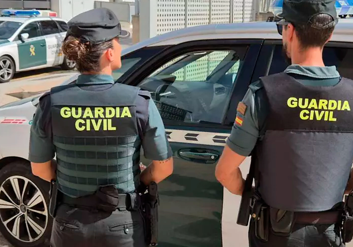 Dos agentes en una imagen cedida por la Guardia Civil