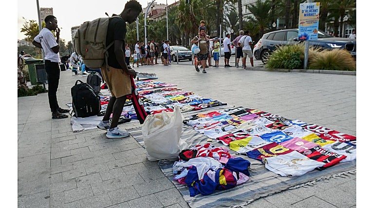 Camisetas y otros artículos a la venta en el paseo junto a la playa del Postiguet